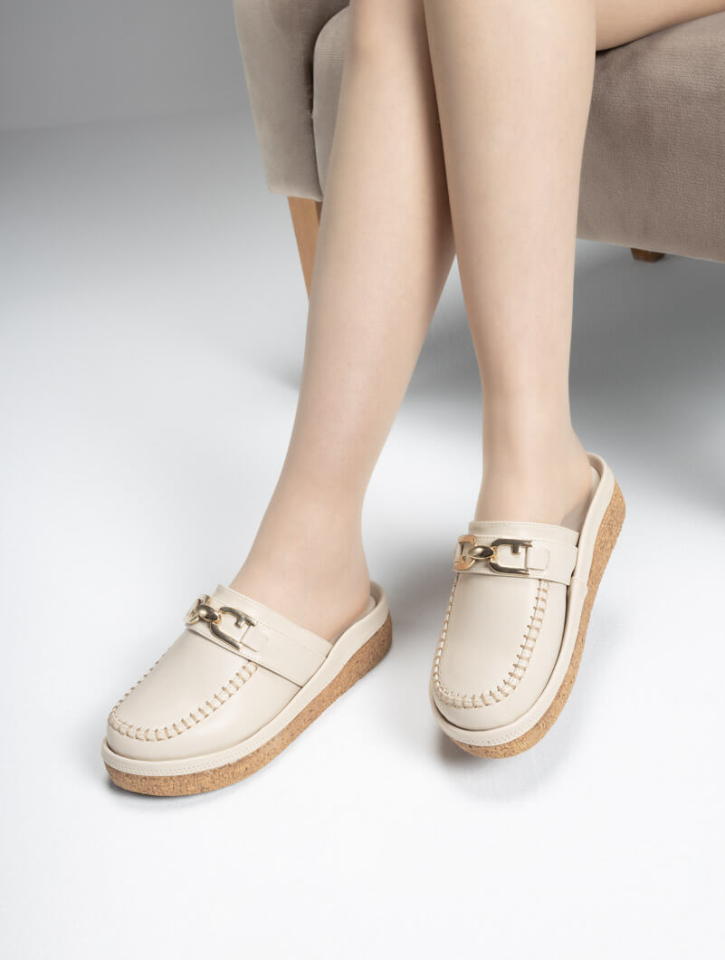 Mules à détails en métal